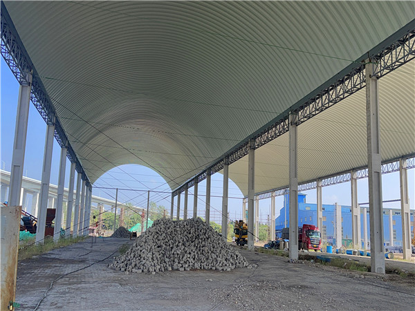 泰州泰興堆料棚拱形屋頂工程案例解析泰州泰興堆料棚拱形屋頂施工現(xiàn)場